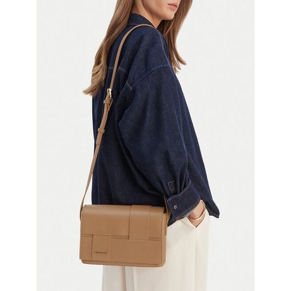 Torebka GINO ROSSI. Brązowe listonoszki damskie Gino Rossi, bez wzorów, bez dodatków. Za 179.99 zł.