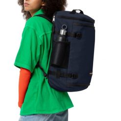 Plecak Eastpak Carry. Niebieskie plecaki damskie Eastpak, bez wzorów, z poliesteru, sportowe. Za 390.40 zł.