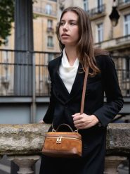 Maison héritage PARIS Skórzana torebka "Simos Suede" w kolorze karmelowym - 21 x 13 x 9 cm rozmiar: onesize. Brązowe torebki klasyczne damskie maison héritage PARIS, bez wzorów, z materiału, bez dodatków. Za 318.37 zł.