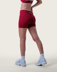Damskie szorty z wysokim stanem i kontrastową lamówką na jogę – bordowy. Czerwone spodenki sportowe damskie AESTHETIC WOLF, xl, z dzianiny, na fitness i siłownię. Za 179.99 zł.