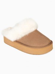 Gooce Wełniane kapcie "Emeline" w kolorze jasnobrązowym rozmiar: 39. Brązowe kapcie damskie Gooce, ze skóry. Za 196.24 zł.