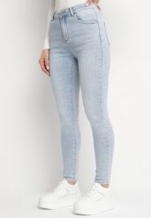 Niebieskie Jeansy Slim Fit z Wysokim Stanem i Ozdobnym Haftem z Sercem Aravira. Niebieskie jeansy damskie Born2be, z podwyższonym stanem. Za 84.99 zł.