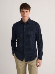 Wzorzysta koszula regular fit - granatowy. Niebieskie koszule męskie Reserved, l, bez wzorów, z bawełny, bez kołnierzyka, bez ramiączek. W wyprzedaży za 49.99 zł.