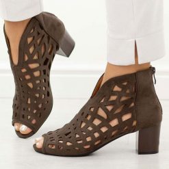 C.Brązowe sandały damskie na obcasie z zakrytą piętą M.Daszyński 1954-15 26. Brązowe sandały damskie M.Daszyński, w ażurowe wzory, z materiału, bez obcasa, na obcasie. Za 189.00 zł.