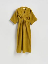 Muślinowa sukienka midi - oliwkowy. Zielone sukienki damskie Reserved, l, bez wzorów, z bawełny, bez kołnierzyka, bez ramiączek, midi, rozkloszowane. Za 179.99 zł.