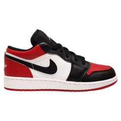 Buty sportowe Air Jordan 1 Low GS Bred Toe. Czerwone buty sportowe na co dzień damskie Jordan, bez wzorów. Za 749.00 zł.