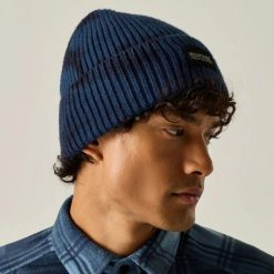 Czapka Connora Fisherman z drukiem unisex. Niebieskie czapki męskie Regatta, na zimę, bez wzorów, z dzianiny, klasyczne. Za 119.99 zł.
