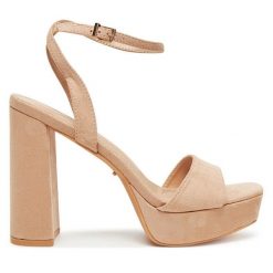 Sandały DeeZee. Brązowe sandały damskie DeeZee, bez wzorów, bez obcasa, na słupku. Za 149.99 zł.