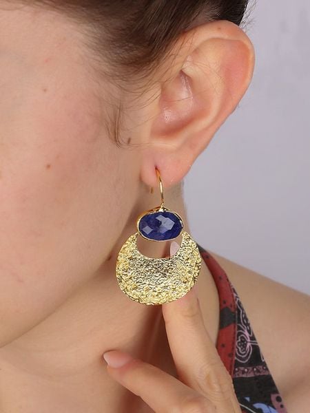 L'Atelier de Gaia Pozłacane kolczyki z szafirami rozmiar: onesize. Niebieskie kolczyki damskie L'Atelier de Gaia, z szafirem, pozłacane, z zapięciem typu bigiel. Za 70.41 zł.