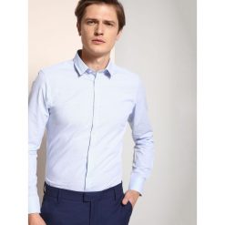 KOSZULA DŁUGI RĘKAW MĘSKA SLIM FIT. Niebieskie koszule męskie TOP SECRET, na lato, m, bez wzorów, z bawełny, bez kołnierzyka, bez ramiączek. W wyprzedaży za 39.99 zł.