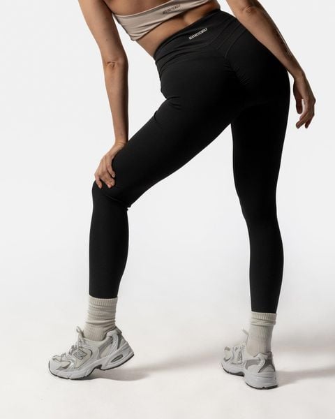 Damskie legginsy modelujące z wysokim stanem na fitness – czarny. Czarne legginsy sportowe damskie AESTHETIC WOLF, l, bez wzorów, z dzianiny, z podwyższonym stanem, do biegania. Za 269.99 zł.