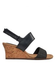 Clarks Sandały Kyarra Faye 26171237 Czarny. Czarne sandały damskie Clarks, bez wzorów, ze skóry, bez obcasa, na koturnie. Za 349.99 zł.
