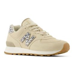 Buty New Balance WL574IH2 beżowy. Brązowe buty sportowe na co dzień damskie bez wzorów, z bawełny. Za 668.70 zł.
