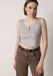 Szary Prążkowany Top na Szerokich Ramiączkach z Bawełny Zdobiony Guzikami Bernella. Szare topy damskie Born2be, m, z aplikacjami, z bawełny, bez kołnierzyka. Za 39.99 zł.