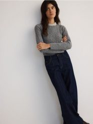 Sweter z ozdobnym dekoltem - szary. Szare swetry klasyczne damskie Reserved, l, z dzianiny, bez kołnierzyka. W wyprzedaży za 59.99 zł.