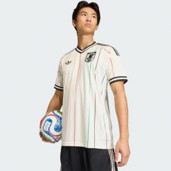 Koszulka wyjazdowa Japonia 26. Białe t-shirty sportowe męskie Adidas, l, bez ramiączek, do piłki nożnej. Za 439.00 zł.
