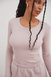 Dopasowany top z prążkowanej dzianiny w kolorze PINK GARDENIA - MOODY-L. Różowe topy damskie Marsala, l, bez wzorów, z bawełny, bez kołnierzyka. Za 129.90 zł.