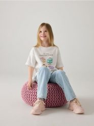 T-shirt z nadrukiem Pusheen - złamana biel. Koszulki dziewczęce Reserved, bez wzorów, z bawełny, bez ramiączek. W wyprzedaży za 35.99 zł.