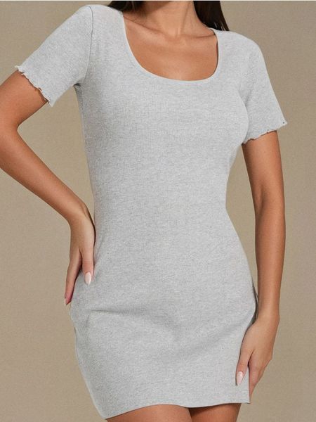 Sukienka mini w prążek - szary. Szare sukienki damskie Sinsay, l, bez wzorów, bez kołnierzyka, bez ramiączek, mini. W wyprzedaży za 15.99 zł.