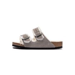Klapki damskie Birkenstock Arizona Shearling. Klapki damskie Birkenstock, bez wzorów, z materiału, bez obcasa. Za 578.25 zł.