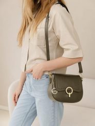 Mia Tomazzi Skórzana torebka " Carracci" w kolorze oliwkowym - 23 x 18 x 7,5 cm rozmiar: onesize. Zielone torebki klasyczne damskie Mia Tomazzi, bez wzorów, z materiału, bez dodatków. Za 251.53 zł.