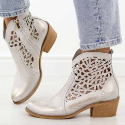 Złote skórzane Polskie botki damskie, kowbojki ażurowe na obcasie Deoni Ko-07B. Żółte botki damskie Deoni, na jesień, z jeansu, boho, bez obcasa, na obcasie, bez zapięcia. Za 539.00 zł.