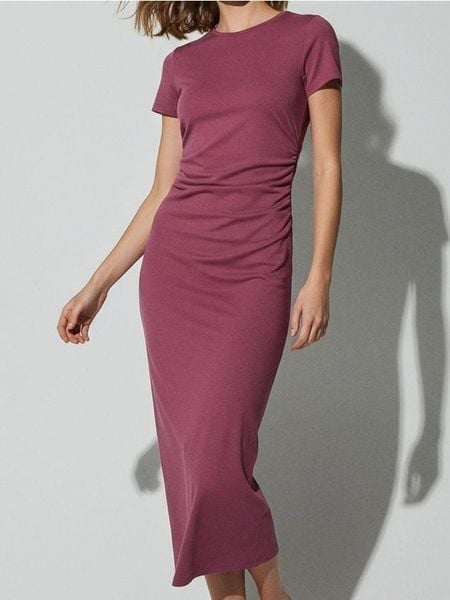 Bawełniana sukienka midi z marszczeniem po bokach - różowy. Czerwone sukienki damskie Sinsay, l, bez wzorów, z bawełny, bez kołnierzyka, bez ramiączek, midi. Za 49.99 zł.