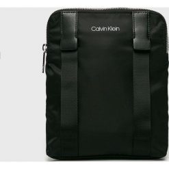 Calvin Klein - Saszetka. Czarne saszetki męskie CALVIN KLEIN, z materiału. W wyprzedaży za 219.90 zł.