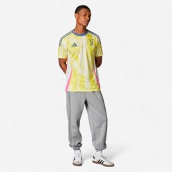 Koszulka piłkarska ADIDAS Juventus wyjazdowa sezon 24/25. Topy sportowe damskie Adidas, s, bez wzorów, z materiału, bez ramiączek. Za 249.99 zł.