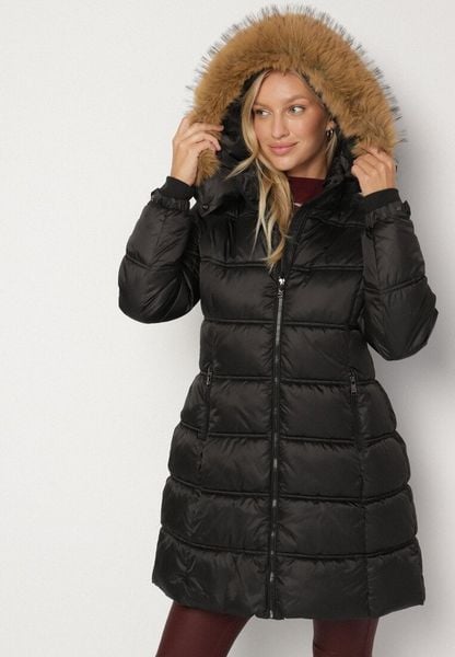 Czarna Długa Kurtka Pikowana z Kapturem z Futrem z Możliwością Odpięcia Feneia. Czarne kurtki damskie Born2be, l, bez wzorów, z futra, z kapturem. Za 209.99 zł.