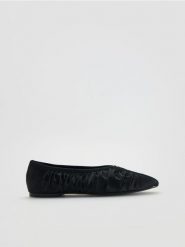 Baleriny z marszczeniami - czarny. Czarne baleriny damskie Reserved, bez wzorów, bez obcasa. Za 149.99 zł.