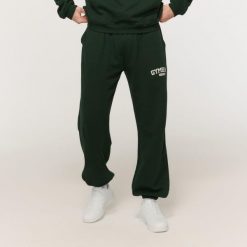 Spodnie męskie fitness oversize ze sznurkiem Varsity zielone. Zielone spodnie sportowe męskie GYMBEAM, z bawełny. Za 126.90 zł.