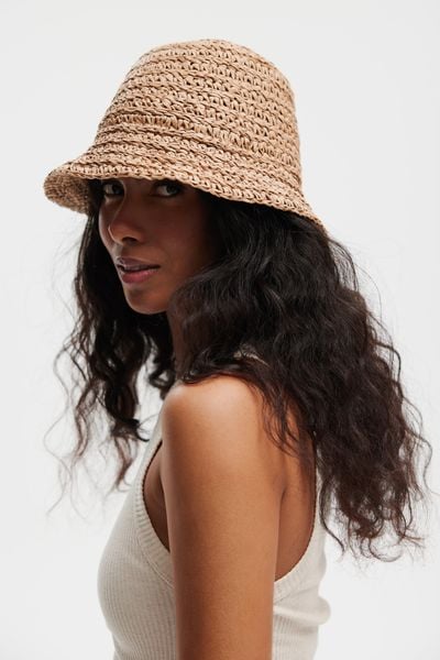KAPELUSZ BUCKET KARMELOWY One size - Flawless. Kapelusze damskie Flawless, w ażurowe wzory, z włókna. Za 189.00 zł.
