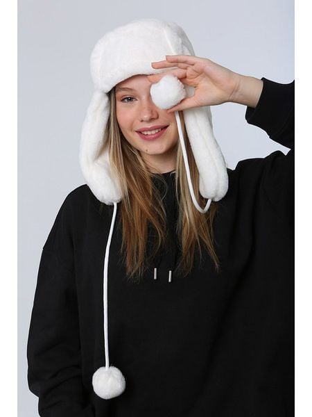 Lucky Bees Czapka w kolorze białym rozmiar: onesize. Białe czapki zimowe damskie Lucky Bees, z futra. Za 130.19 zł.