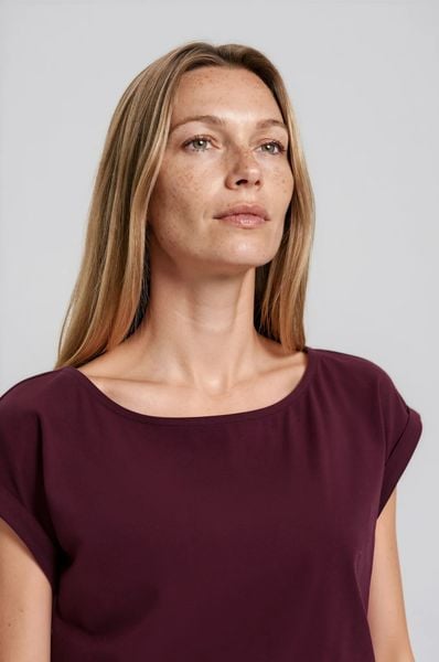Gładki t-shirt burgundowy. Czerwone t-shirty damskie MOODO, l, bez wzorów, z bawełny, bez kołnierzyka. Za 39.99 zł.