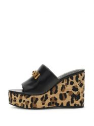 Guess Klapki FLJE3V ELE04 Czarny. Czarne klapki damskie Guess, z aplikacjami, ze skóry, bez obcasa. Za 549.99 zł.