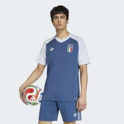 Wyjazdowa koszulka przedmeczowa Włochy 26. Niebieskie t-shirty sportowe męskie Adidas, bez ramiączek, do piłki nożnej, climacool (adidas). Za 299.00 zł.