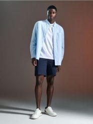 Szorty chino - granatowy. Niebieskie szorty męskie Sinsay, z bawełny, bez kołnierzyka. W wyprzedaży za 39.99 zł.