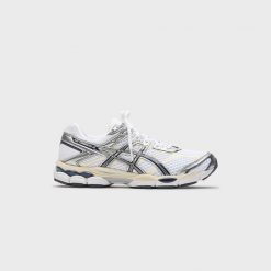 Uniseksowe buty do biegania ASICS GEL-CUMULUS 16 White / Midnight. Białe obuwie do biegania damskie Asics. Za 648.00 zł.
