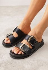 Czarne Klapki z Metalicznymi Klamrami Aetheta. Czarne klapki damskie Renee, bez wzorów, bez obcasa, na płaskiej podeszwie. Za 79.99 zł.