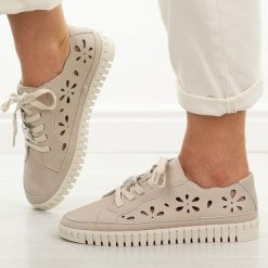 Beżowe ażurowe skórzane półbuty damskie Cambell 19432. Brązowe półbuty damskie Cambell, w ażurowe wzory, z jeansu, casualowe, bez obcasa, na płaskiej podeszwie. Za 219.00 zł.