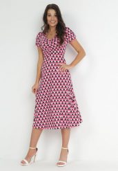 Fuksjowa Sukienka Taliowana z Marszczeniem w Geometryczny Wzór Garnette. Czerwone sukienki damskie Born2be, m, bez wzorów, eleganckie, bez kołnierzyka, bez ramiączek, midi. W wyprzedaży za 143.99 zł.