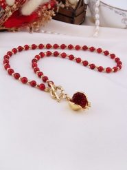 L'Atelier de Gaia Pozłacany naszyjnik z elementami ozdobnymi - dł. 50 cm rozmiar: onesize. Czerwone naszyjniki damskie L'Atelier de Gaia, pozłacane. Za 69.99 zł.