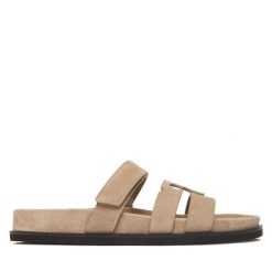 Klapki Tory Burch. Brązowe klapki damskie Tory Burch, bez wzorów, bez obcasa. Za 1,659.00 zł.