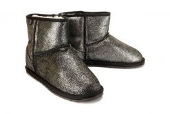 EMU AUSTRALIA T12358 WALLABY MINI METALLIC TEENS black, botki damskie. Czarne botki damskie Emu Australia, na zimę, ze skóry, bez obcasa, bez zapięcia. Za 399.90 zł.