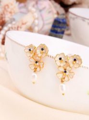 L'Atelier de Gaia Pozłacane kolczyki-wkrętki z perłami i cyrkoniami rozmiar: onesize. Białe kolczyki damskie L'Atelier de Gaia, z cyrkonią, pozłacane, z zapięciem typu bigiel. Za 56.99 zł.