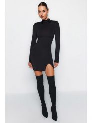 Trendyol Sukienka w kolorze czarnym rozmiar: 42. Czarne sukienki damskie Trendyol, na imprezę, bez wzorów, bez kołnierzyka, bez ramiączek, mini. Za 65.54 zł.