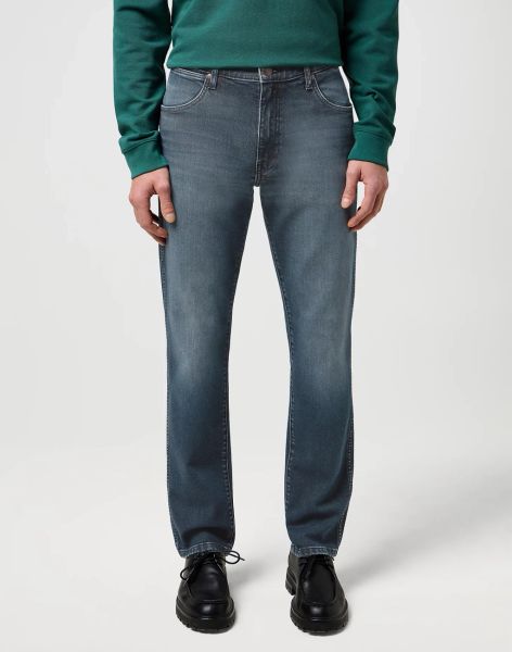 MESKIE SPODNIE WRANGLER LARSTON OCEAN STORM 112371027. Spodnie materiałowe męskie Wrangler, bez wzorów, z jeansu. Za 219.99 zł.