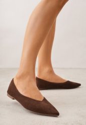Brązowe Balerinki z Imitacji Zamszu ze Szpiczastym Noskiem Melikel. Brązowe baleriny damskie Renee, bez wzorów, z satyny, bez obcasa. Za 79.99 zł.