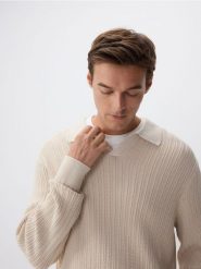 Sweter polo - beżowy. Brązowe swetry męskie Reserved, l, bez wzorów, z bawełny, bez kołnierzyka. W wyprzedaży za 49.99 zł.